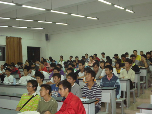 机械学院大一新生在听AV大平台
田瑞琪老师讲座